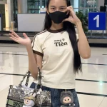 Hoa hậu Thùy Tiên mang mẫu túi hiệu gần 100 triệu đồng tại sân bay